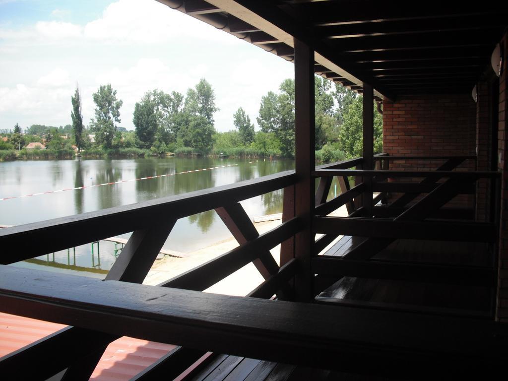 Tavi Panzio Es Etterem Bed & Breakfast Veresegyhaz Room photo