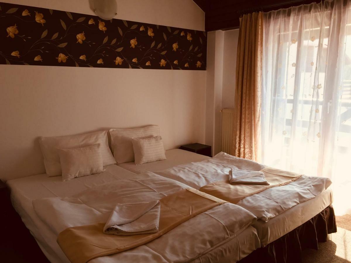 Tavi Panzio Es Etterem Bed & Breakfast Veresegyhaz Exterior photo