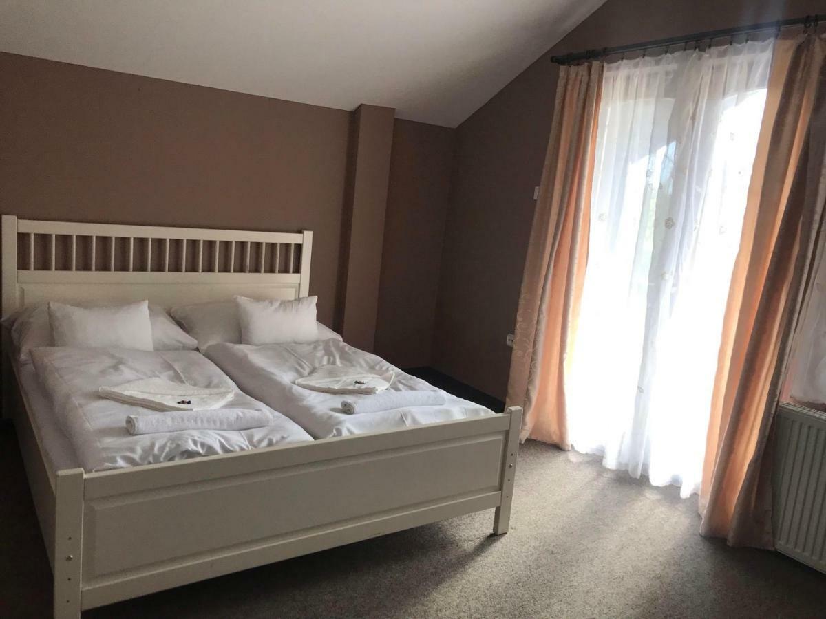 Tavi Panzio Es Etterem Bed & Breakfast Veresegyhaz Exterior photo
