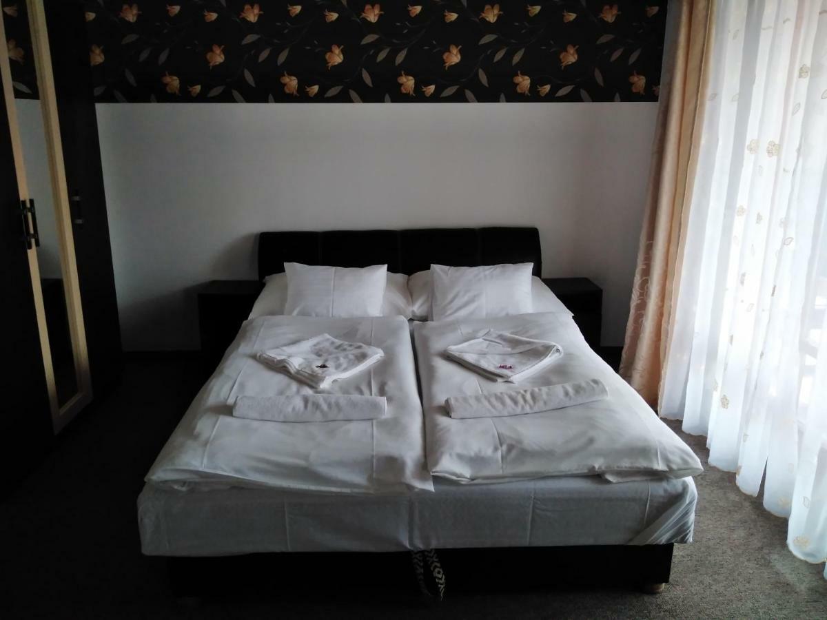 Tavi Panzio Es Etterem Bed & Breakfast Veresegyhaz Exterior photo