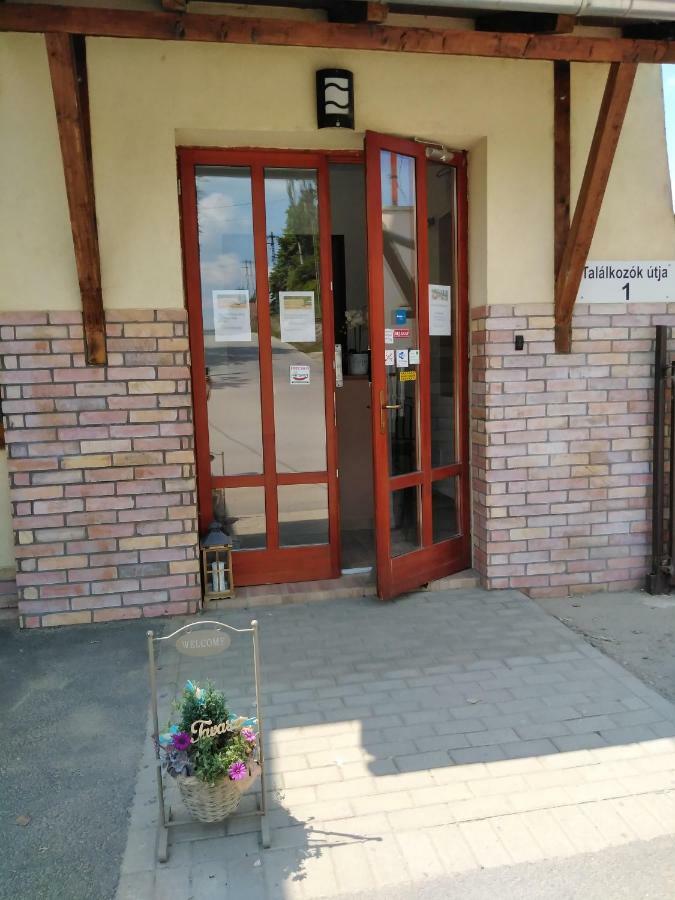 Tavi Panzio Es Etterem Bed & Breakfast Veresegyhaz Exterior photo