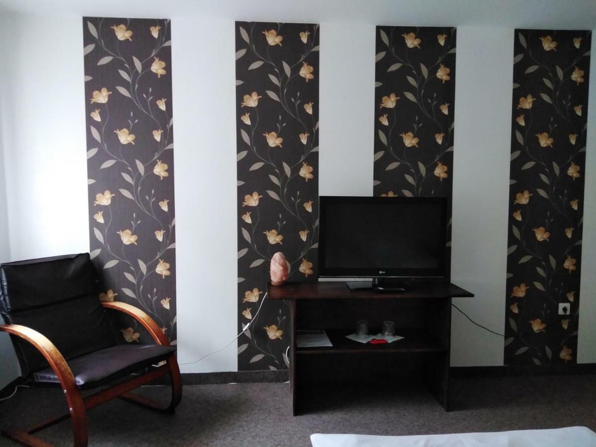 Tavi Panzio Es Etterem Bed & Breakfast Veresegyhaz Exterior photo