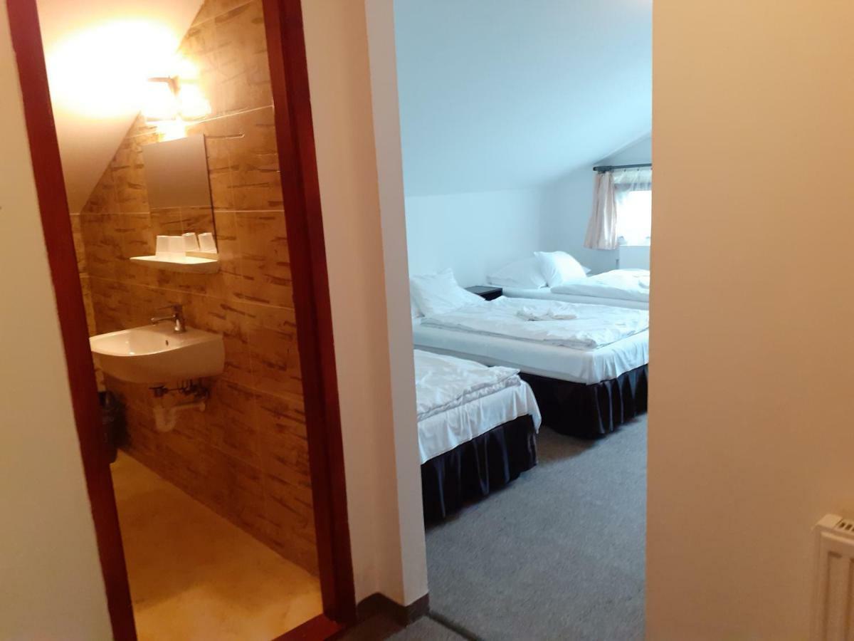 Tavi Panzio Es Etterem Bed & Breakfast Veresegyhaz Exterior photo