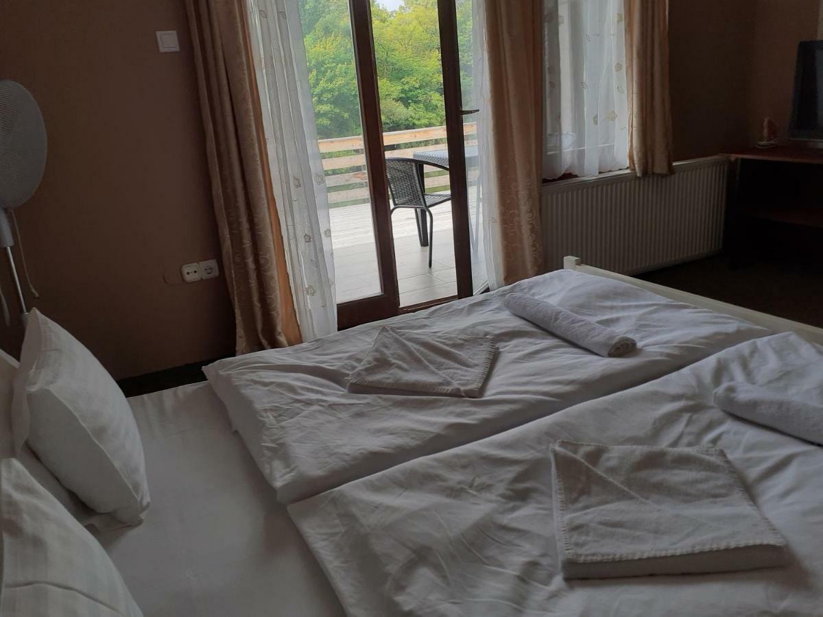 Tavi Panzio Es Etterem Bed & Breakfast Veresegyhaz Exterior photo