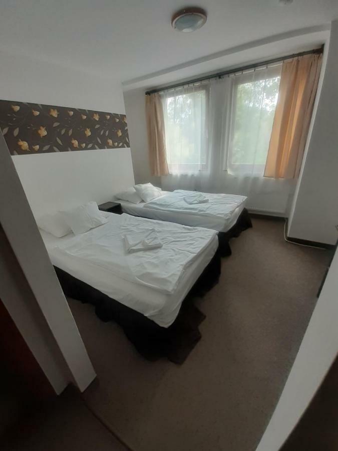 Tavi Panzio Es Etterem Bed & Breakfast Veresegyhaz Exterior photo