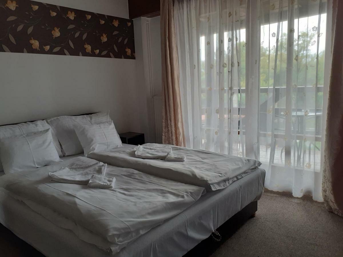 Tavi Panzio Es Etterem Bed & Breakfast Veresegyhaz Exterior photo