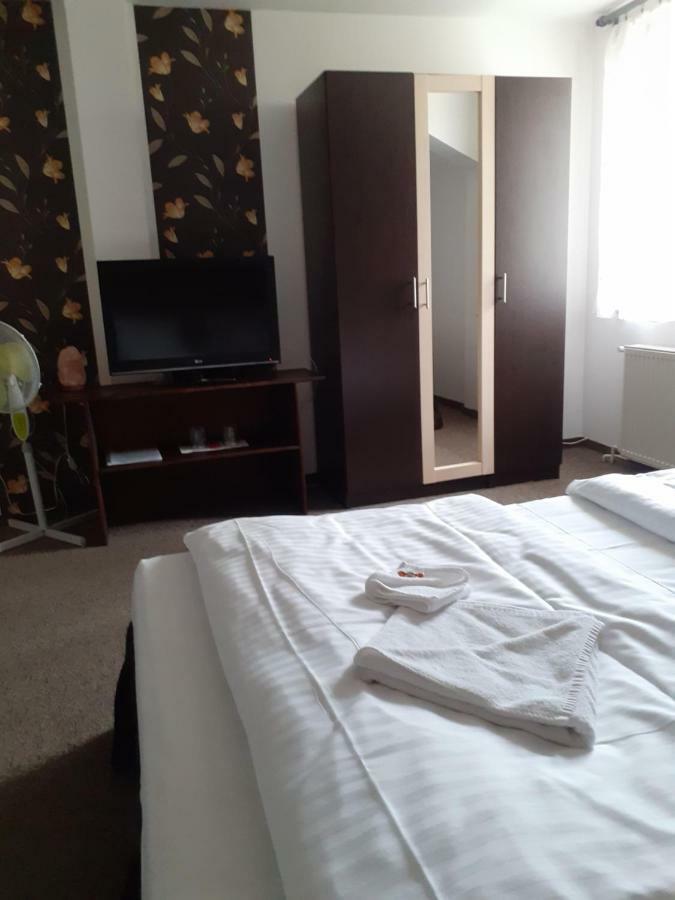 Tavi Panzio Es Etterem Bed & Breakfast Veresegyhaz Exterior photo