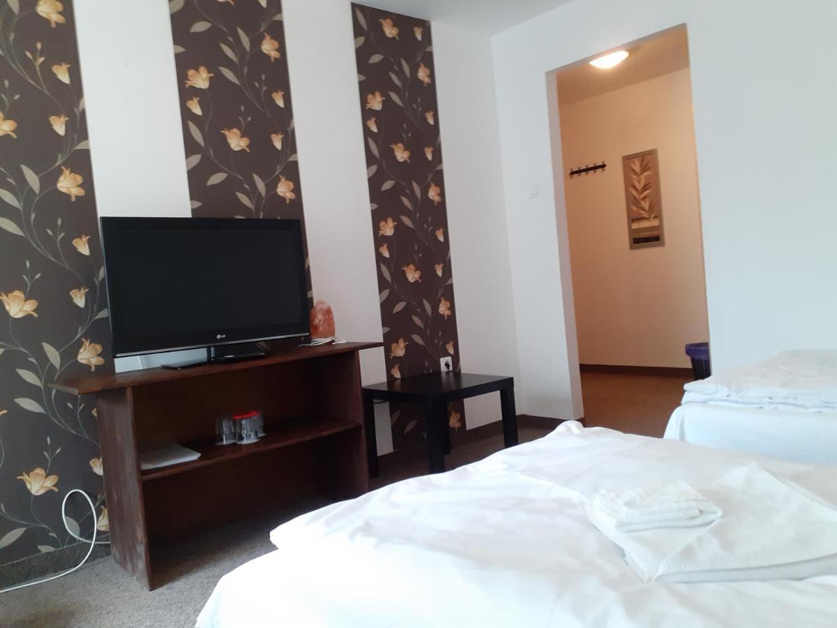 Tavi Panzio Es Etterem Bed & Breakfast Veresegyhaz Exterior photo